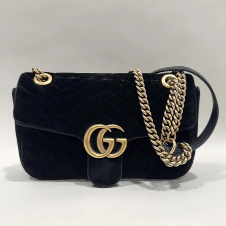 Väska Gucci GG Marmont Velvet, modell-nr: 443497, serier-nr: 585795, mått ca 16x24x7cm, slitage och fläckar utvändigt samt invändigt, kvitto från Berlin år 2017, dustbag