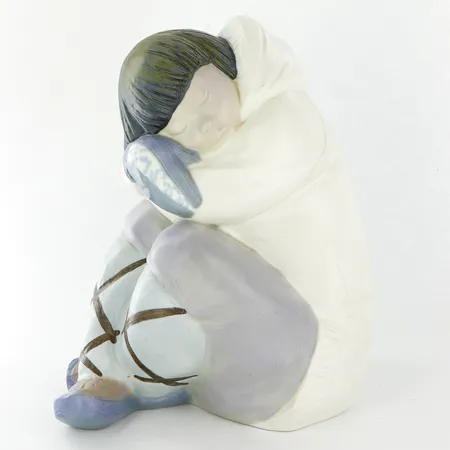 Figurin vilande Inuit, Lladro, höjd: 25cm, fint skick utan synligt bruksslitage
