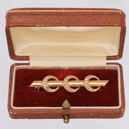 Brosch, orientaliska pärlor, 44mm, år 1893, silvernål, 18K, originaletui. Vikt: 2,8 g