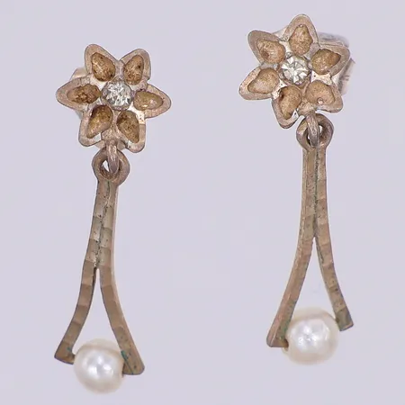 Ett par örhängen, vit sten & plastpärla, 25mm, försilvrad metall