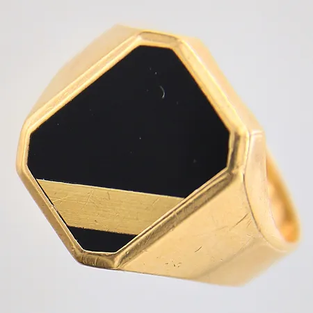 Klackring med onyx samt gulddetalj, stl 19¾, bredd 5,2-17mm, repig, nagg, 18K Vikt: 7,5 g