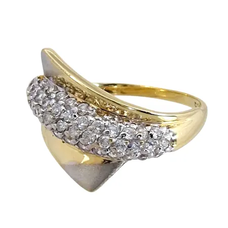 Ring, 14K guld, dekor i vitguld, vita stenar, Ø18,0 mm, bredd 1,5 - 14 mm, stenar utan anmärkning Vikt: 3,2 g