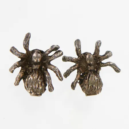 Ett par örhängen spindlar, Ø10mm, defekt, ett ben saknas, silver 925/1000  Vikt: 1,2 g
