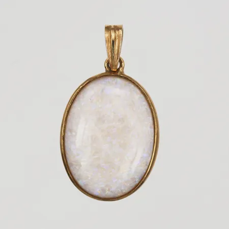 Hänge med opal, längd 26mm inklusive ögla, bredd 14mm, Ateljé Chevrell Manfred Ädelsmed 1988, 18K Vikt: 2,8 g