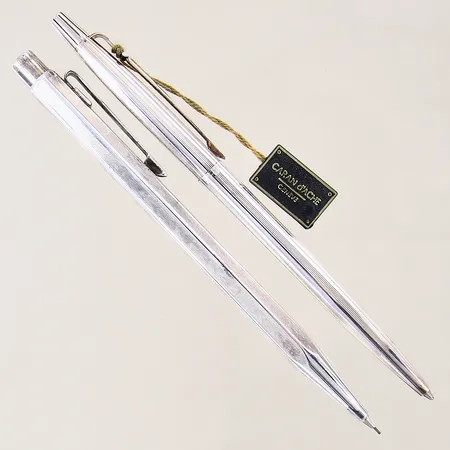 Pennor, två stycken, Caran d'Ache, Genève, ena med blyertsskrift samt andra med bläck, stål, i behov av påfyllning av bläck, bruksslitage, instruktionsbok, originaletui