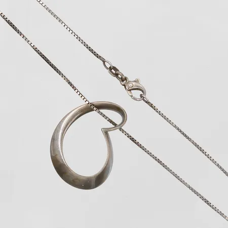 Hänge Endless Love, Lena Bergström, Georg Jensen, mått ca 25mm, bredd 33mm, kedja Venezia, längd 45,5cm, bredd 1mm, 925/1000 silver Vikt: 9,1 g