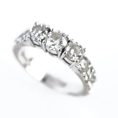 Ring m 9 diamanter 6st x ca 0,10-0,15ct och 3 st x ca 0,25-0,30ct,  uppskattningsvis W SI, vitguld, stl 18½(58), bredd 4,5mm, 18k, gravyr Vikt: 5,6 g