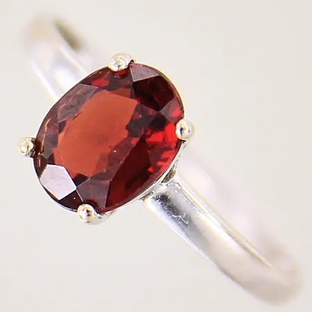 Ring med spessartin, stl 17¼, bredd 2-8mm, fasetter med mindre nagg, 18K Vikt: 1,2 g