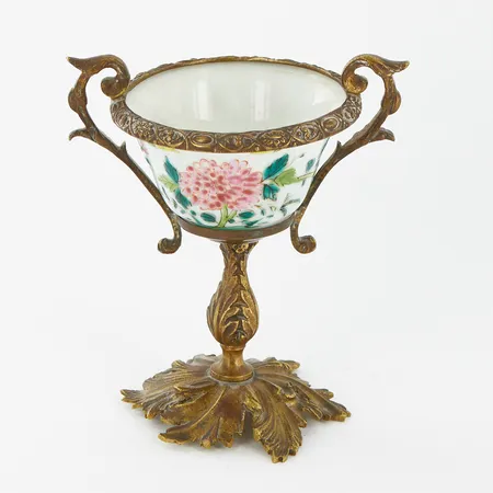 Kopp 1700-tal, troligen Yongzheng-period, Kina, bronsmonterad i europa på 1800-talet, Höjd: 11cm, mindre kantnagg, något skev ställning