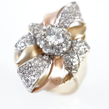 Ring m vita stenar, stl 19½(61), bredd 31mm, 18k Vikt: 12,3 g