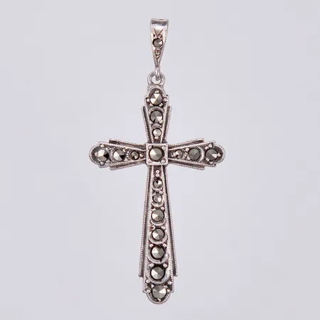 Hänge med markasiter, längd ca 45mm, bredd ca 22mm, svensk importstämpel, silver Vikt: 3,8 g