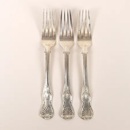 Tre matgafflar, modell Gammal Fransk, längd: 216 mm, engelska stämplar, silverpläterad vitmetall.