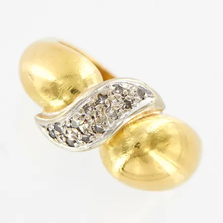 Ring med 8/kantslipade diamanter, 12xca 0,01ct, stl 19, bredd: 3-12mm, slitage på innefattning, 18K  Vikt: 11,5 g