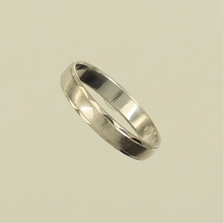 Ring, vitguld, stl 17¼, bredd 4mm, repig, 18K, 2,3g Vikt: 2,3 g