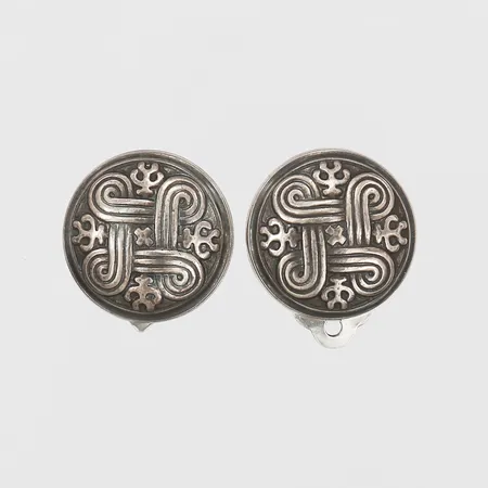 Ett par örhängen, Kalevala Koru, "St. John's Arms"/ Hannunvaakuna, clips, Ø18 mm, 925/1000 silver. Vikt: 6,4 g