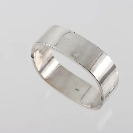 Armband stelt, några ojämnheter, inermått ca 6x5,3cm, bredd 19,8mm, silver Vikt: 35,2 g