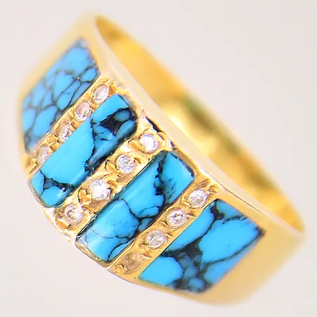 Ring med vita stenar samt plastdetaljer, stl 19½, bredd 3-9,6mm, en sten saknas, 18K Vikt: 4,9 g