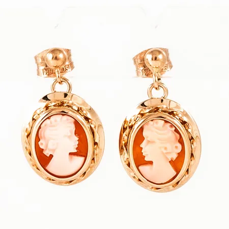 Hängande caméörhängen i 18K guld. De är 11 mm breda, 19,5 mm långa och väger 2,3g. Fint skick.