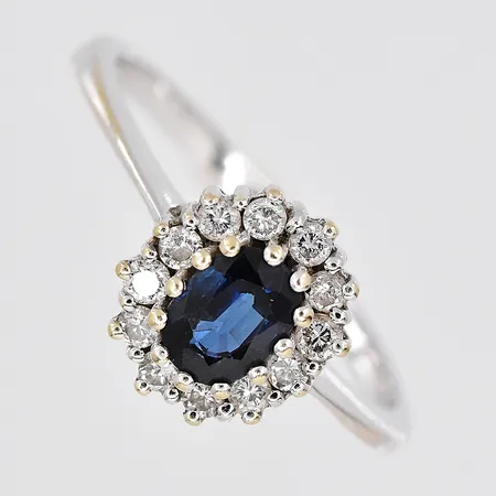 Carmoséring, vitguld, diamanter ca 0,20ctv, safir, stl 19½, SSÄ, 18K Vikt: 3,9 g