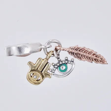 Berlock med sten och emalj, längd 3cm, bredd ca 8mm, delar i förgylld metall, Pandora, 925/1000 silver  Vikt: 3 g