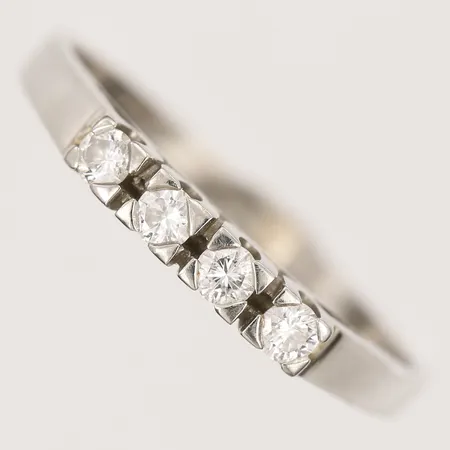Ring med diamanter 4x ca 0,04-0,05ct totalt 0,20ct W/Si enligt gravyr, stl 17¾, bredd 1-2mm, defekt, avklippt skena, vitguld, 18K Vikt: 2,3 g