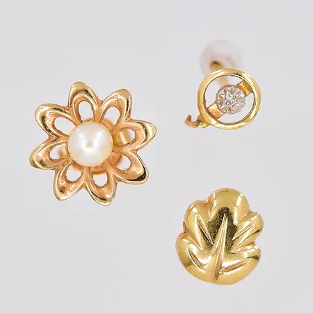 Örhängen, 3 udda, 2 stoppar saknas, 18K Vikt: 0,9 g