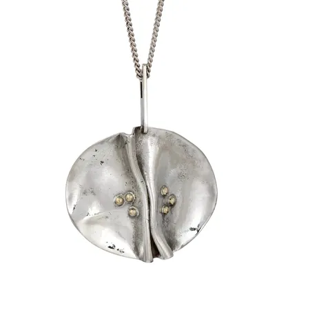 Hänge 1970-tal, stor modell, Magnus Gson Liedholm, silver, Halskedja Pansar, hänge med förgyllda detaljer, längd 55 mm, bredd 44,5 mm, hänge tillverkad för STÄD - Tre Städ Ab Ateljé, Trelleborg 1973, kedja längd 60 cm, bredd 2 mm, fint skick  Vikt: 22,5 g