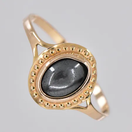 Ring, stl 17, skev ovandel, bredd 10,6mm, 18K Vikt: 1,2 g