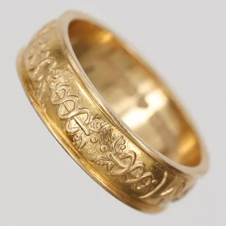 Ring med mönsterdekor samt monogramgravyr, stl: 17, bredd: 6mm, Sporrong Ab, Stockholm år 1972, 18K guld. Vikt: 5,3 g