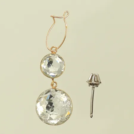 2 udda örhängen med stenar, 18K 2,3g totalt.