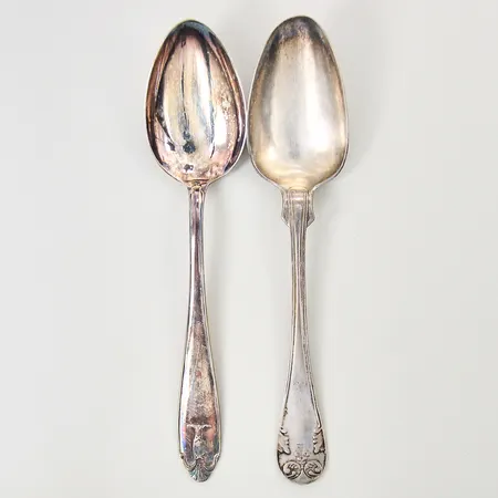 Matskedar, två stycken, olika modeller, längd 22cm, bucklor, oxiderade, ena med gravyr, silver 830/1000 Vikt: 126 g