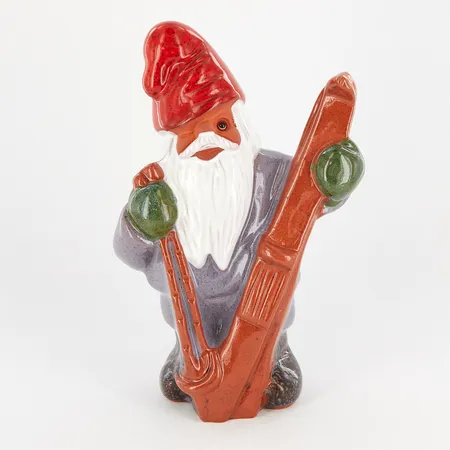 Figurin, Tomte med skidor, design Rolf Berg, Torshälla Sweden, höjd ca 19 cm, etikettmärkt Skickas med paket.