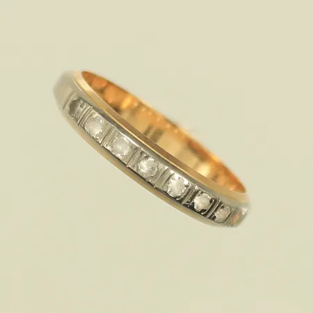 Ring med stenar, stl 17¾, bredd 3,5mm, stenar och skena slitna, 18K, 3,2g Vikt: 3,2 g