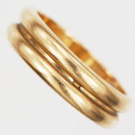 Ring, två sammansatta ringar, stl: 20¼, bredd: 7 mm, gravyr, 18K guld. Vikt: 11,6 g