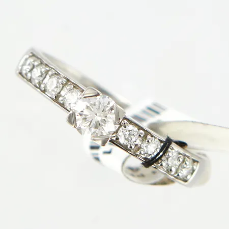 Ring med diamanter 0,76ctv, mittsten 0,40ct, stl 18¾, bredd: 3mm, Platina 950 Vikt: 6,3 g