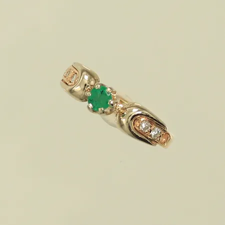 Ring med grön och vita stenar, stl 16¼, bredd 3-4mm, en vit sten saknas, 14K, 2,7g Vikt: 2,7 g