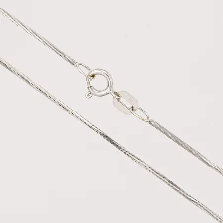 Kedja, fyrkantig ormlänk, längd: 47,5 cm, bredd: 1 mm, italienska stämplar, ojämnheter, 14K vitguld. Vikt: 2,6 g