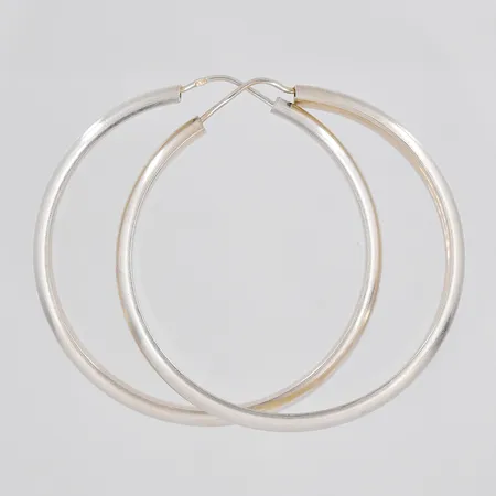Ett par örhängen, Ø 45mm, bredd 5mm, silver 830/1000 Vikt: 9 g