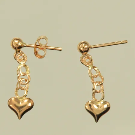 Örhängen, Bismarck med hjärta, längd 19mm, bredd 3-6mm, saknar en snurrebuss, 18K, 0,9g Vikt: 0,9 g