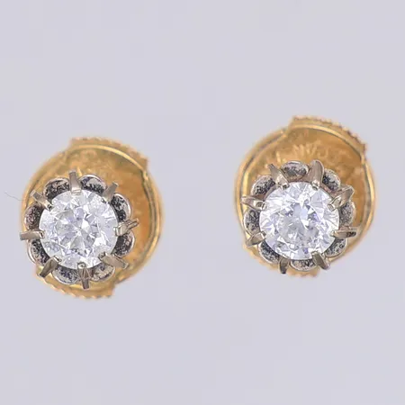 Ett par örhängen, vita stenar, 5mm, 18K Vikt: 1,8 g