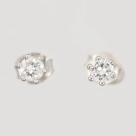 Ett par örhängen med diamanter 2 x ca 0,15ct, Ø 4 mm, en snurrebuss i silver, 18K vitguld. Vikt: 0,9 g