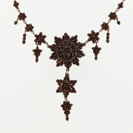 Collier med granater, 48cm, bredd: 2-6mm, hängets längd ca 9cm, 1 sten saknas, oädel metall Vikt: 0 g