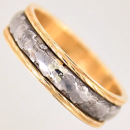 Ring, stl 19, bredd 6mm, gravyr, tvåfärgad, 18K Vikt: 5,4 g