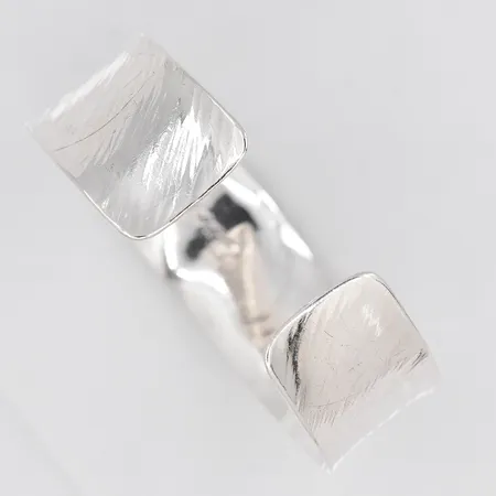 Armring, öppen skena, Ø 60mm, bredd 19,5mm, räfflad yta, Roos Silver P Konsthantverk Sven, personlig gravyr, silver 925/1000 Vikt: 30 g