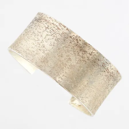 Armband stelt öppen modell, innermått 12,5cm, bredd: 25mm,  signerad Anders Cronsioe, silver 925/1000, etui medföljer Vikt: 41,6 g