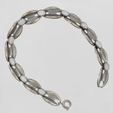 Armband med glasstenar, längd: 19,5 cm, bredd: 9,5 mm, slitage, trögt lås, silver. Vikt: 12 g