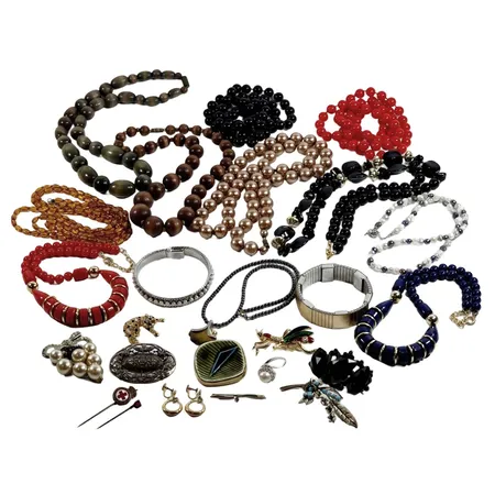 Stort parti bijouterier, flertalet Collier mm, olika material, vikt strax över 500 gram Skickas med paket.
