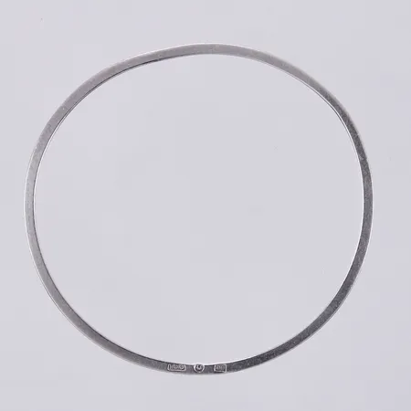 Armring stel, innermått Ø ca 6,6cm, bredd ca 2mm, aningen skev, Galerie 22 år 1964, 830/1000 silver  Vikt: 6,6 g