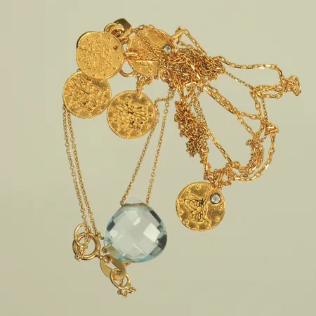 Två halskedjor, ihoptrasslade, myntliknande detaljer, blå sten, 14K, 4,9g brutto 