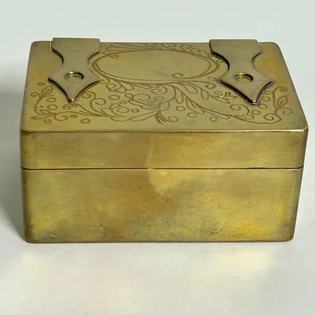 Mässingsask/skrin, 9,5 x 7,2 x 5cm, graverat mönster på locket